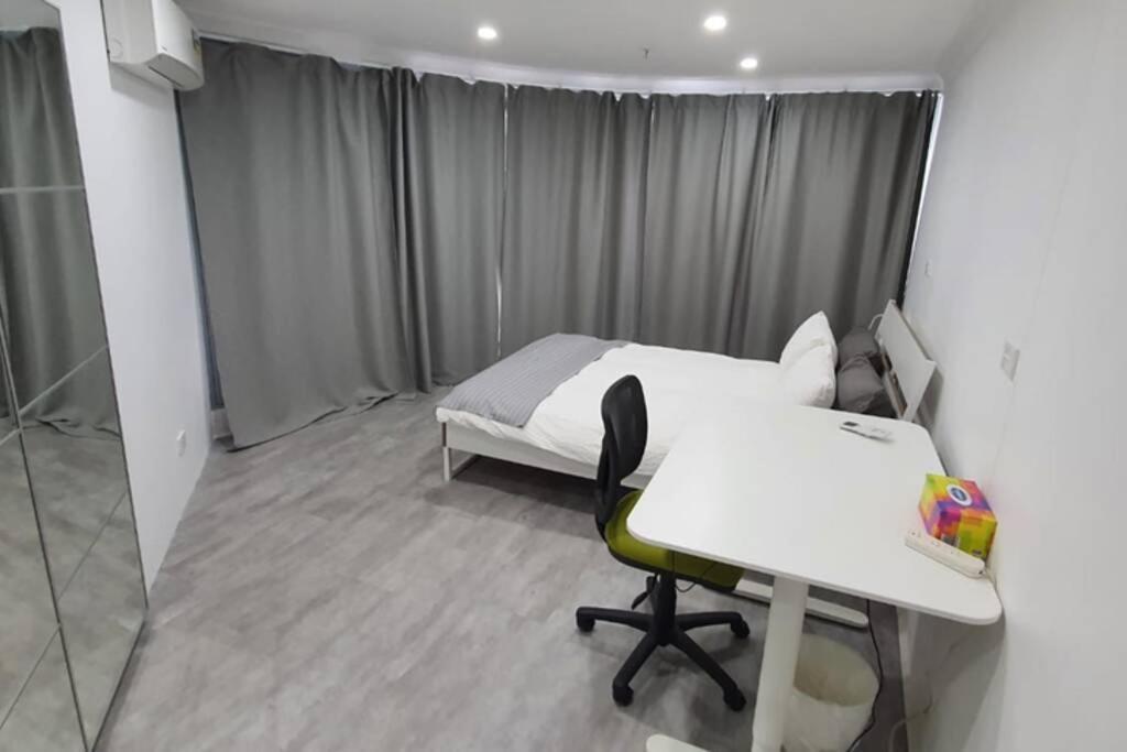 Dana-Spacious Private Room In Shared 2-Bedroom Apartment-1 Canberra Luaran gambar