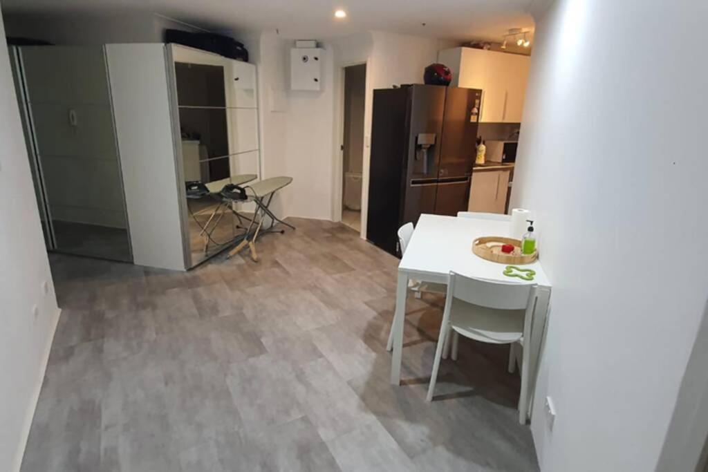 Dana-Spacious Private Room In Shared 2-Bedroom Apartment-1 Canberra Luaran gambar