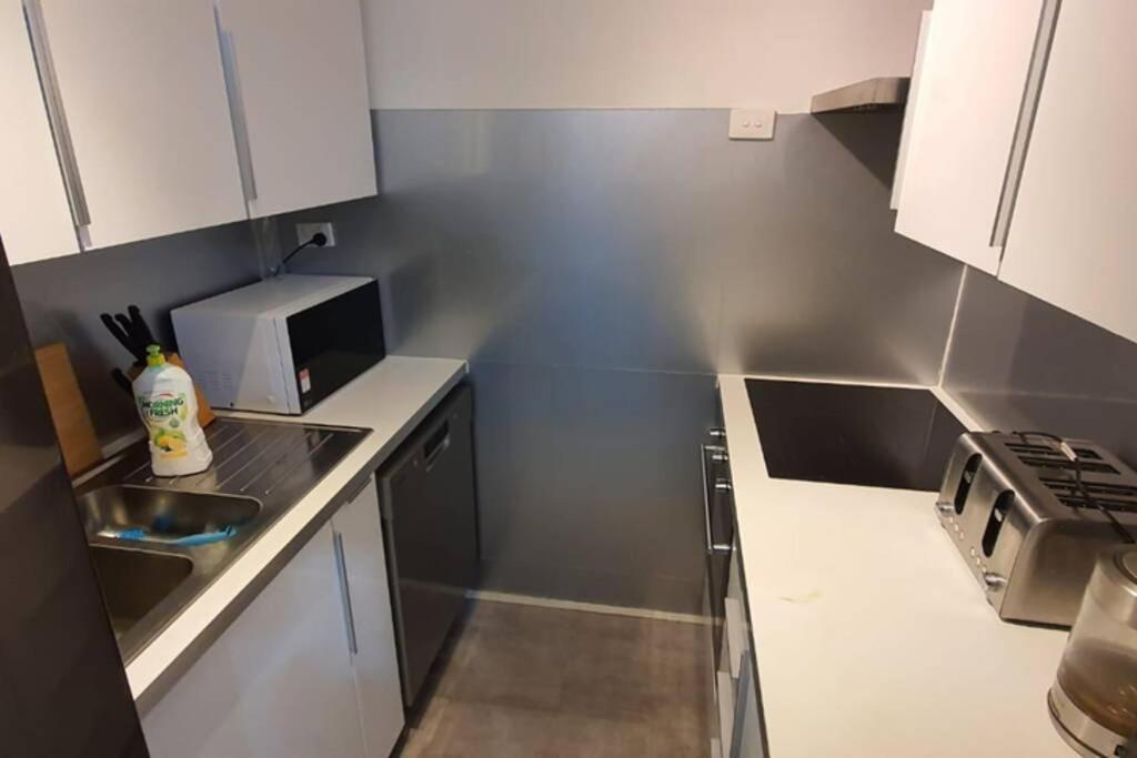 Dana-Spacious Private Room In Shared 2-Bedroom Apartment-1 Canberra Luaran gambar